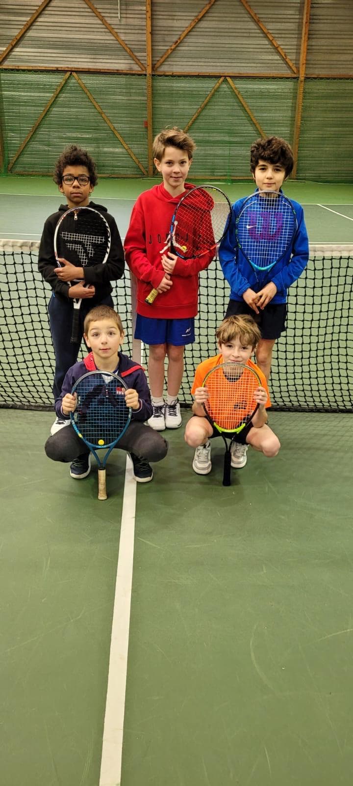 Jeunes avec leurs raquettes