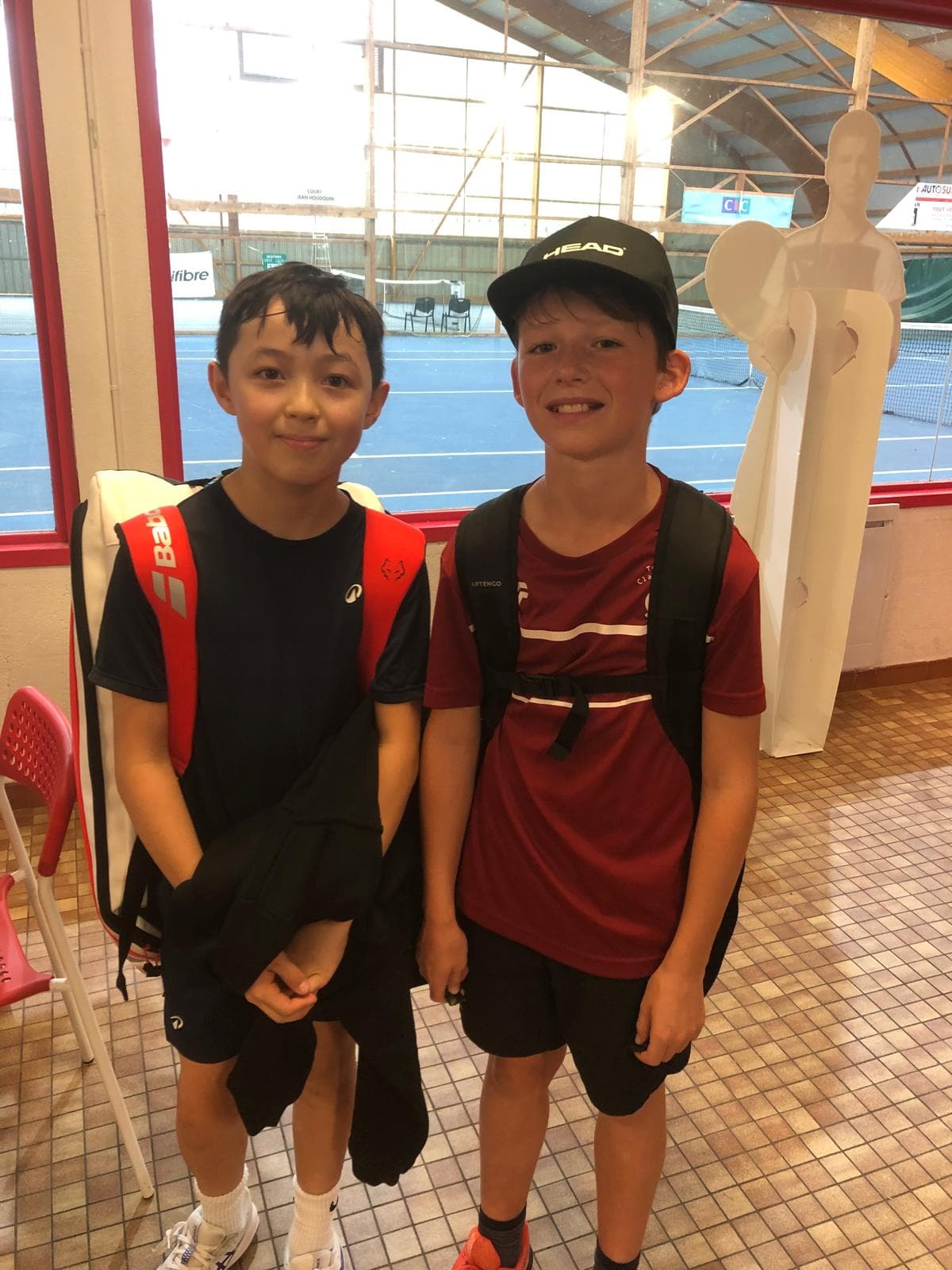 Jeunes joueurs arrivant au club