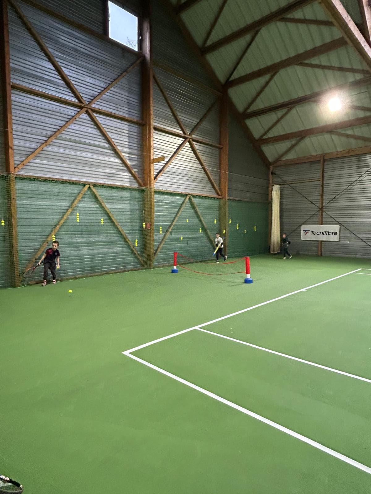 Enfants jouant dans le court couvert