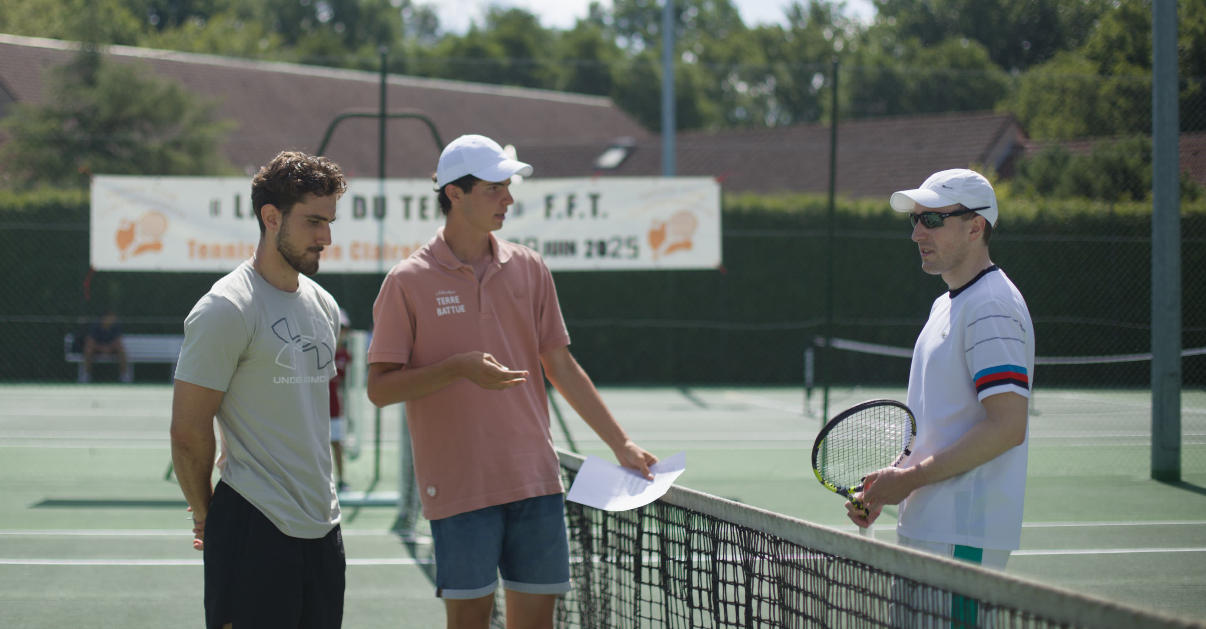 Adultes discutant au filet — Fête du Tennis 2025