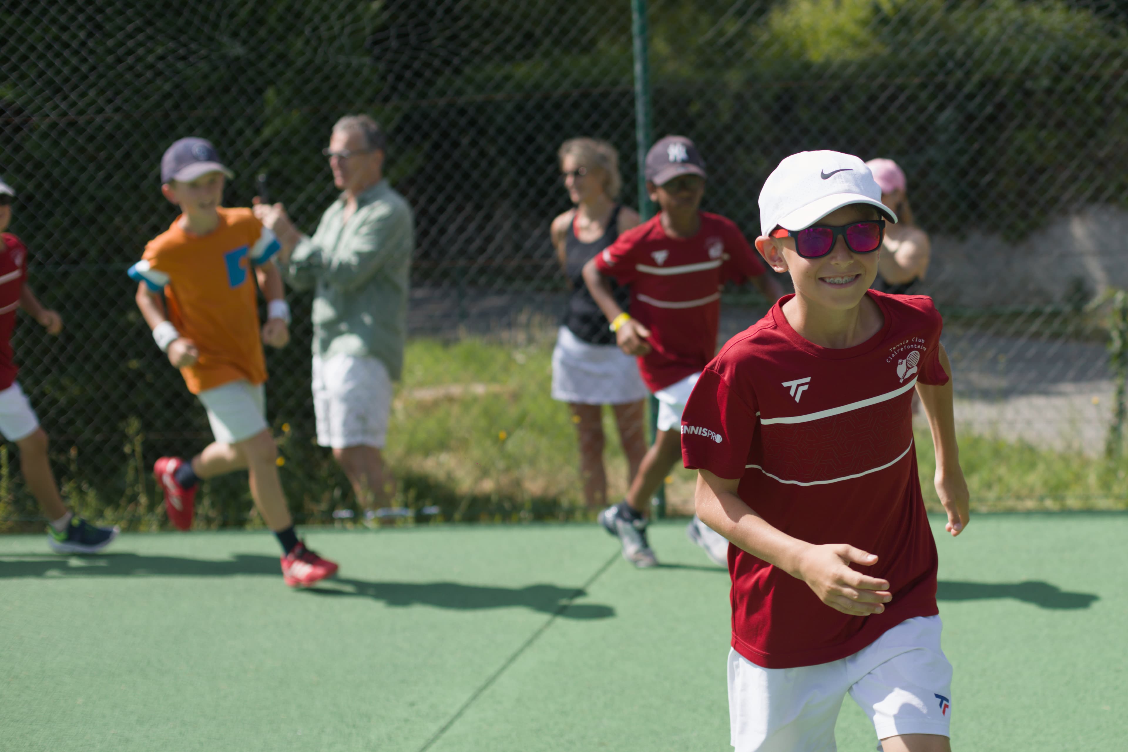 Enfant courant joyeusement sur le court