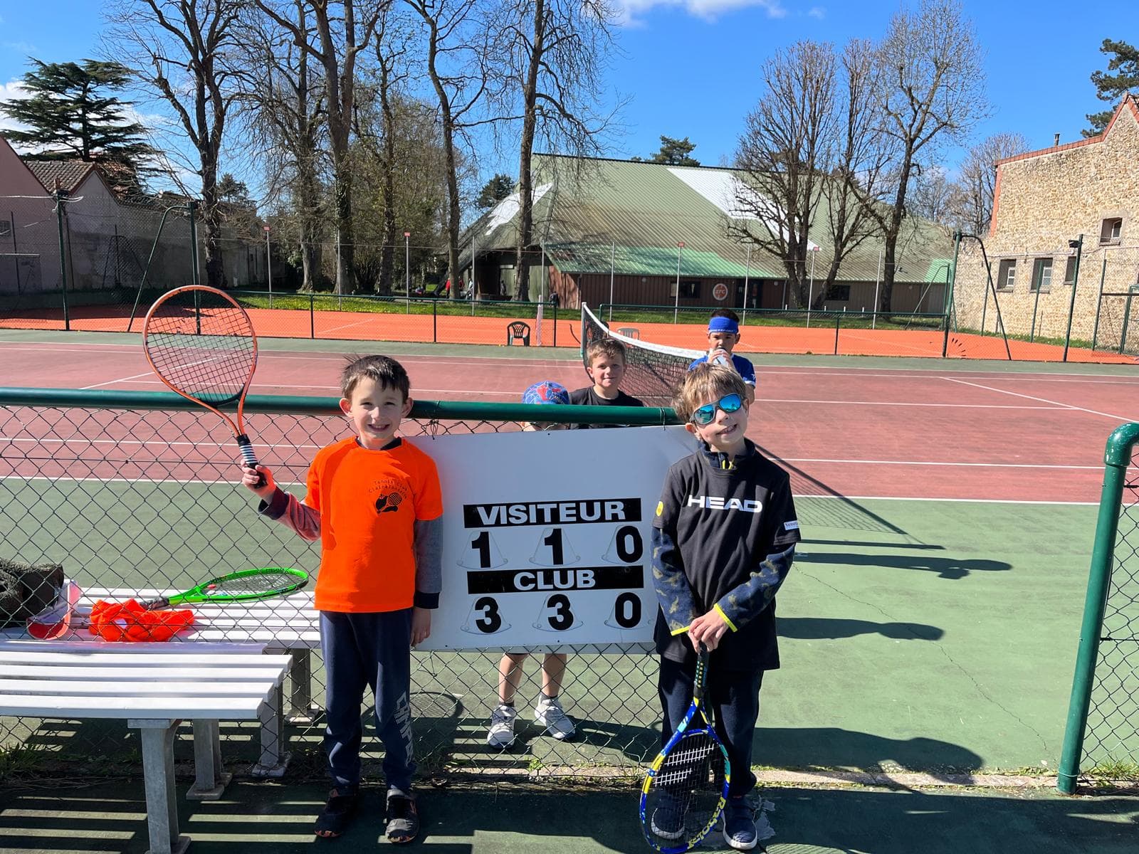 Jeunes joueurs devant le tableau des scores
